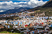 Blick auf die Stadt mit blauen Häusern, Chefchaouen, Region Tanger-Tétouan-Al Hoceïma, Marokko, Nordafrika