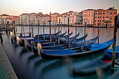 Sonnenaufgang an der Fondamenta Salute, Langzeitbelichtung, Gondel, Canal Grande, Venedig, Venetien, Italien