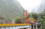 Cihmu-Brücke und Pavillion an einem nebeligen Tag in der Taroko-Schlucht, Hualin, Taiwan, Asien