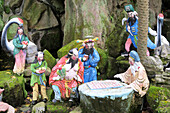 Miniatur-Zierfiguren, über ein Spielbrett gebeugt, in einem Park in Taipeh, Taiwan, Asien