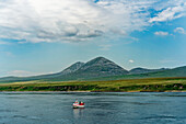 Großbritannien, Schottland, Meerenge Islay-Sund, Hebriden Insel Isle of Jura, Bootseinfahrt in den Sund of Jura, Berge Paps of Jura im Hintergrund