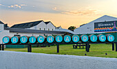 Großbritannien, Schottland, Hebriden Insel Isle of Islay, Bruichladdich Whisky Destillerie in der Abendsonne