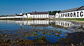 Großbritannien, Schottland, Hebriden Insel Isle of Islay, Laphroaig, Whisky-Destillerie Laphroaig in der Bucht