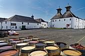 Großbritannien, Schottland, Hebriden Insel Isle of Islay,  bei Port Ellen, Ardbeg Whisky-Destillerie mit Holzfässern im Freien