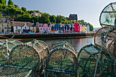 Großbritannien, Schottland, Hebriden Insel Isle of Mull, Hauptstadt Tobermory, bunte Häuserzeile am Ufer und Fischernetze