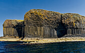  Great Britain, Scotland, Hebrides, Staffa Island, on the right the entrance to Fingalls Cave 