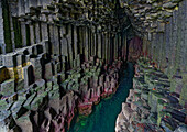 Großbritannien, Schottland, Hebriden Insel Isle of Staffa,  Felsformationen, Basaltstrukturen beim Blick in die Höhle Fingalls Cave