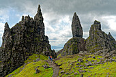 Großbritannien, Schottland, Inneren Hebriden, Insel Skye,  Halbinsel Trotternish, Blick auf Felsformation Old Man of Storr rechts vom Weg
