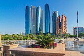 Wasserspiele des Emirates Palace Hotels vor moderner Skyline, in Abu Dhabi, Vereinigte Arabische Emirate, Arabische Halbinsel, Persischer Golf