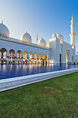 Wasserbecken in der Scheich-Zayid-Moschee, Abu Dhabi, Vereinigte Arabische Emirate, Arabische Halbinsel, Persischer Golf