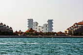 Blick vom Wasser auf die Hochhäuser und Paläste von Dubai Marina mit Hafen, Dubai, Vereinigte Arabische Emirate, Arabische Halbinsel, Naher Osten