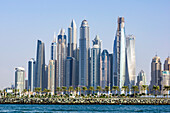 Blick vom Wasser auf die Yachten und Skyline von Dubai Marina, Dubai, Vereinigte Arabische Emirate, Arabische Halbinsel, Naher Osten