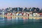 Blick auf die bunten Häuser im Myna Distrikt des alten Hafen und moderne Skyline am Morgen, Hauptstadt Doha, Emirat Katar, Persischer Golf