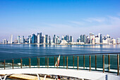 Blick auf Hafen und Moderne Skyline, Doha Corniche West Bay, Hauptstadt Doha, Emirat Katar, Persischer Golf