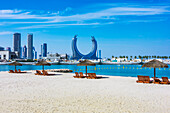 Strand auf der künstlichen Insel 'The Pearl' und Blick auf die Katara Towers, Hotel Raffles, Marina District, Stadt Lusail City, Nähe Doha, Emirat Katar, Persischer Golf
