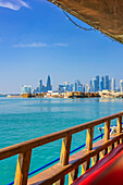 Blick von altem Dhau Boot auf Moderne Skyline, Doha Corniche West Bay, Hauptstadt Doha, Emirat Katar, Persischer Golf