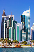 Alte Dhau Boote vor Moderner Skyline, Al Corniche Street, West Bay, Hauptstadt Doha, Emirat Katar, Persischer Golf