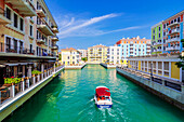 Bootsfahrt auf einem Kanal, 'Klein Venedig', künstliche Insel 'The Pearl', Qanat Quartier, Hauptstadt Doha, Emirat Katar, Persischer Golf
