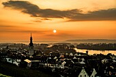 Altstadt von Rüdesheim bei Sonnenaufgang und Morgenrot, Oberes Mittelrheintal, Hessen, Deutschland