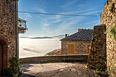 Morgens in den Gassen von Chiusdino, Provinz Siena, Toskana, Italien  