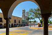 Blick auf die Kirche vom Säulengang am Hauptplatz, spanische Kolonialarchitektur, Vallodolid, Yucatan, Mexiko