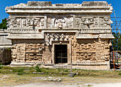 Aufwändig verzierte Steinfassade im Monjas-Komplex, Chichen Itzá, Maya-Ruinen, Yucatan, Mexiko - das Nonnenkloster oder Nonnenhaus