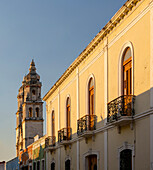 Blick auf die Kathedrale mit spanischer Kolonialarchitektur, Stadt Campeche, Bundesstaat Campeche, Mexiko