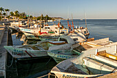 Kleine Fischerboote im Hafen, Stadt Campeche, Bundesstaat Campeche, Mexiko