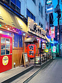 Straße mit Restaurants und Bars in der Abenddämmerung, Neonbeleuchtung, Seoul, Südkorea