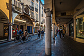 Fußgängerzone, Arkaden in Altstadt, Stadt Mantua, Provinz Mantua, Lombardei, Italien, Europa