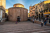 Kirche Rotonda di San Lorenzo am Platz Piazza delle Erbe, Stadt Mantua, Provinz Mantua, Lombardei, Italien, Europa