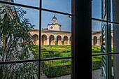 Blick durch Fenster zum Garten im Innenhof, Herzogspalast Palazzo Ducale, Stadt Mantua, Provinz Mantua, Lombardei, Italien, Europa