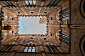 Blick vom Innenhof des Rathaus Palazzo Pubblico in die Luft zum Torre Del Mangia, Piazza Del Campo, Siena, Region Toskana, Italien, Europa
