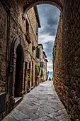  View through alley, Pienza, Tuscany region, Italy, Europe 