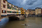  View of Ponte Vecchio bridge, Florence (Italian: Firenze, Tuscany region, Italy, Europe 