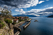 Blick auf Ort und See, Maccagno, Lago Maggiore, Lombardei, Italien, Europa