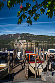 Wassertaxi und Blick zur Insel Isola San Giulio vom Hafen Orta San Giulio, Piazza Motta, Ortasee Lago d’Orta, Provinz Novara, Region Piemont, Italien, Europa