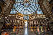 Ladenzeile und Glasgewölbe in der Einkaufsmeile Galleria Vittorio Emanuele II, Piazza del Duomo, Mailand, Lombardei, Italien, Europa