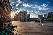 Blick aus Arkadengang zum Piazza del Duomo mit dem Mailänder Dom und zur Galleria Vittorio Emanuele II bei Sonnenaufgang, Mailand, Lombardei, Italien, Europa
