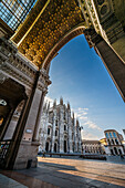 Blick aus Arkadengang der Galleria Vittorio Emanuele II zum Piazza del Duomo mit dem Dom, Mailand, Lombardei, Italien, Europa
