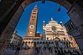 Strassencafe und Blick zum Dom von Cremona, Piazza Duomo, Cremona, Provinz Cremona, Lombardei, Italien, Europa