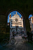 Strassencafe und Blick zum Dom von Cremona, Piazza Duomo, Cremona, Provinz Cremona, Lombardei, Italien, Europa