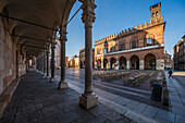 Platz Strassencafe und Palazzo comunale, Piazza Duomo, Cremona, Provinz Cremona, Lombardei, Italien, Europa