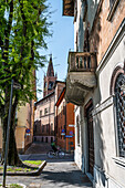 Radfahrer in Gasse mit Glockenturm Dom, Cremona, Provinz Cremona, Lombardei, Italien, Europa