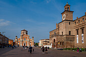  Palazzo dei Pio on the right, people on the Piazza dei Martiri, in the background Carpi Cathedral, Basilica di Santa Maria Assunta, Carpi, Province of Modena, Region of Emilia-Romagna, Italy, Europe 