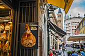 Verkauf von Parmaschinken in Altstadt, Parma, Provinz Parma, Emilia-Romagna, Italien, Europa