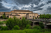  Ponte Verdi bridge with Palazzo della Pilotta, Parma river, Parma, Parma province, Emilia-Romagna, Italy, Europe 