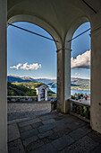 Blick vom Wallfahrtsort Madonna del Sasso auf den See, Ortasee Lago d’Orta, Provinz Novara, Region Piemont, Italien, Europa