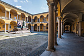 Innenhof der Universität Pavia, Stadt Pavia, Provinz Pavia, Lombardei, Italien, Europa