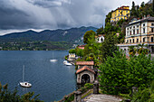 Häuser am Hang und Blick auf den See, Orta San Giulio, Ortasee Lago d’Orta, Provinz Novara, Region Piemont, Italien, Europa